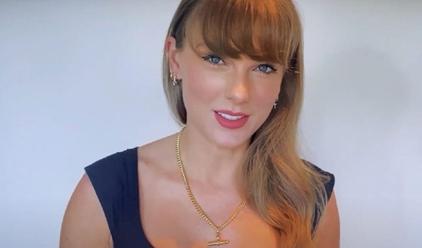 Taylor Swift at iHeart Awards