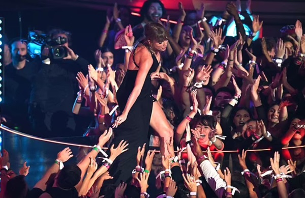 Taylor Swift Performing with the crowd
