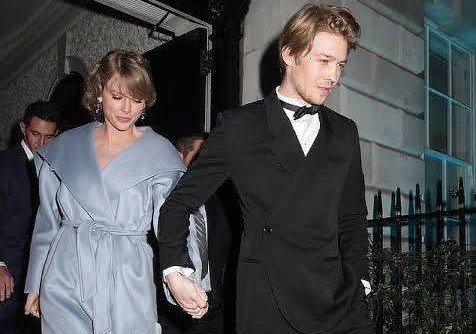 2 Hours Ago: Buzzing in Kansas City as Joe Alwyn Proposes to Taylor Swift with a $6.5 Million Ring—Right in Front of Travis Kelce. The British actor Joe Alwyn, Taylor Swift’s ex-boyfriend, surprised everyone—including Swift herself—by crashing her dinner date with Kansas City Chiefs star Travis Kelce and dropping to one knee with a $6.5 million engagement ring..MORE PHOTOS