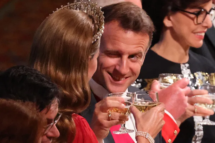 Kate Middleton Gets a wink from French President Macron and its state banquet must talked-About moment;Kate Middleton and French President Emmanuel Macron clinked glasses during the state banquet at Windsor Castle which got the state talking that..