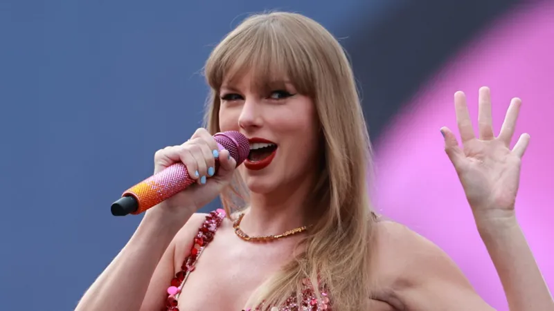 BREAKING NEWS:"Taylor Swift Drops Bombshell Album Announcement on Boyfriend Travis Kelce's Podcast!"... Check it out