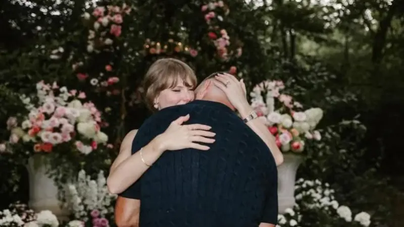 *BREAKING NEW*:Travis Kelce and his fiancee Taylor Swift will be doing some romantic stuffs -- *if you're not married, pls don't look at them* *(just carry ur news and go)* Position yourself properly for this match *Thanks for your attention to this matter*‼️